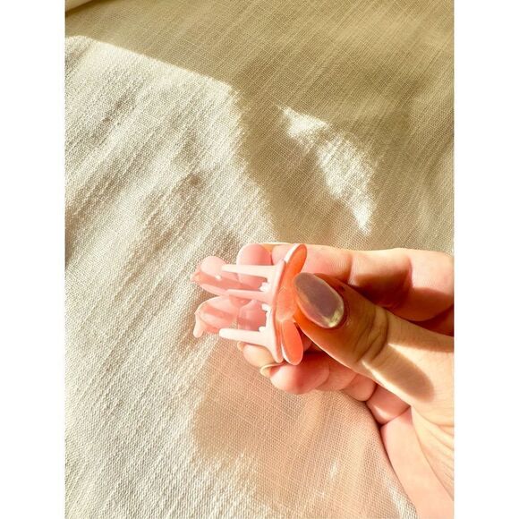 Light pink cute flower hair clip - Picture 2 of 3